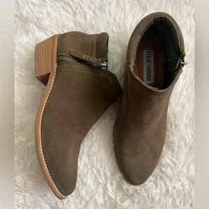 Steve Madden Tobii Ankle Boot Women Size 5 1/2
Olive Green